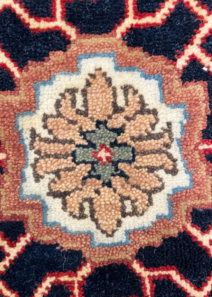 2'7"x8'2" Arabesque Hand Knotted