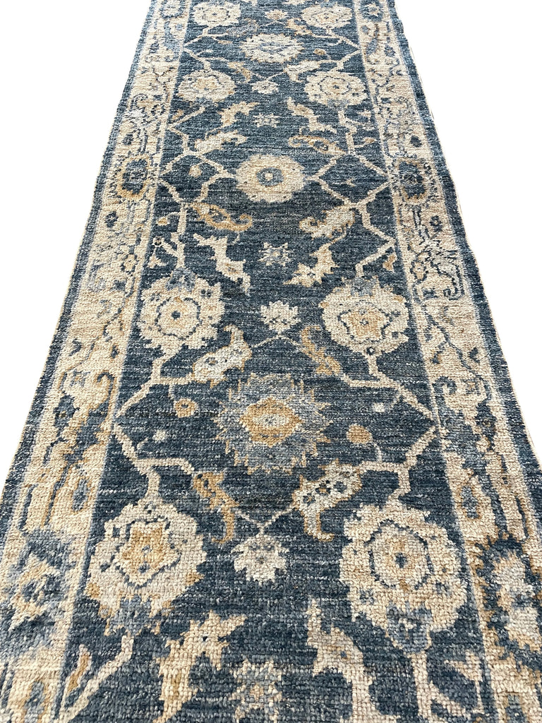 2'7"x9'8" Oushak Hand Knotted