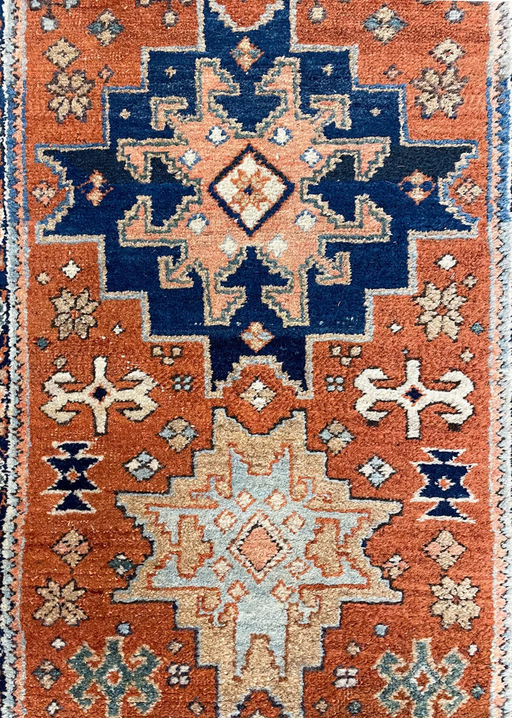 2'8"x11'8" Heriz Hand Knotted