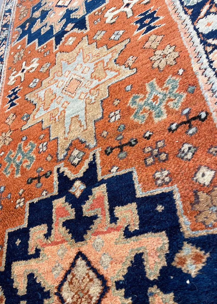 2'8"x11'8" Heriz Hand Knotted