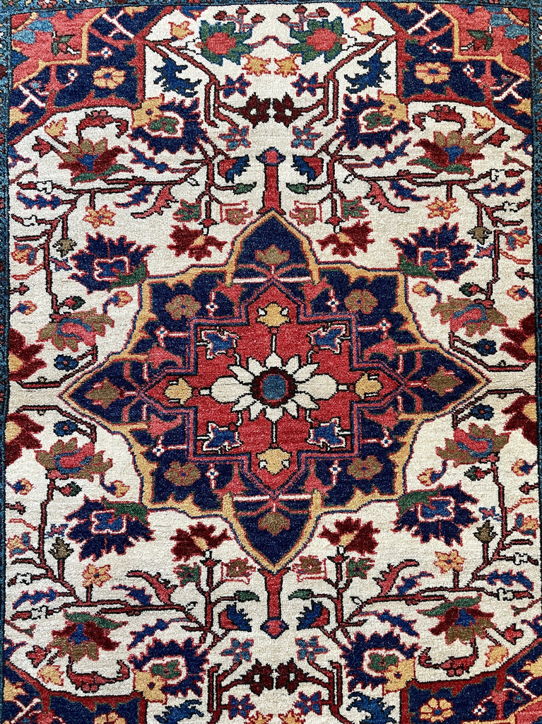 3'9"x4'8" Heriz Hand Knotted