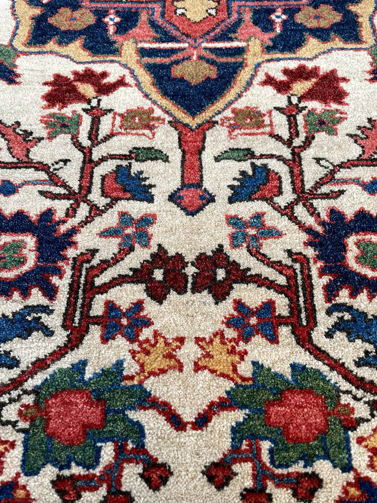 3'9"x4'8" Heriz Hand Knotted