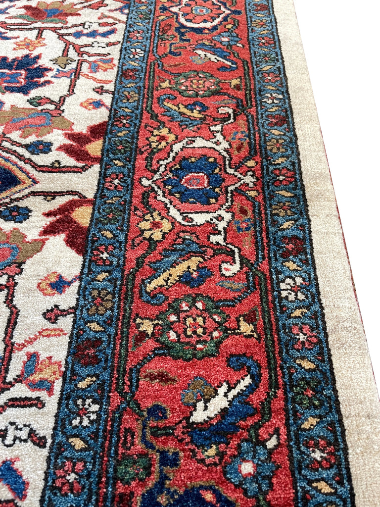 3'9"x4'8" Heriz Hand Knotted