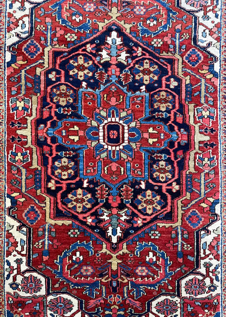 4'9"x6'5" Heriz Hand Knotted