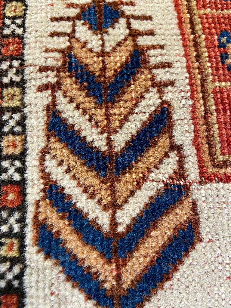 5'6"x8'2" Qashqai Hand Knotted